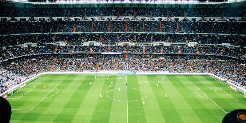 足球比赛直播画面概念图，展示多屏幕观看体验