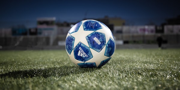 崭新的世界杯比赛用球与48支球队的抽象概念图